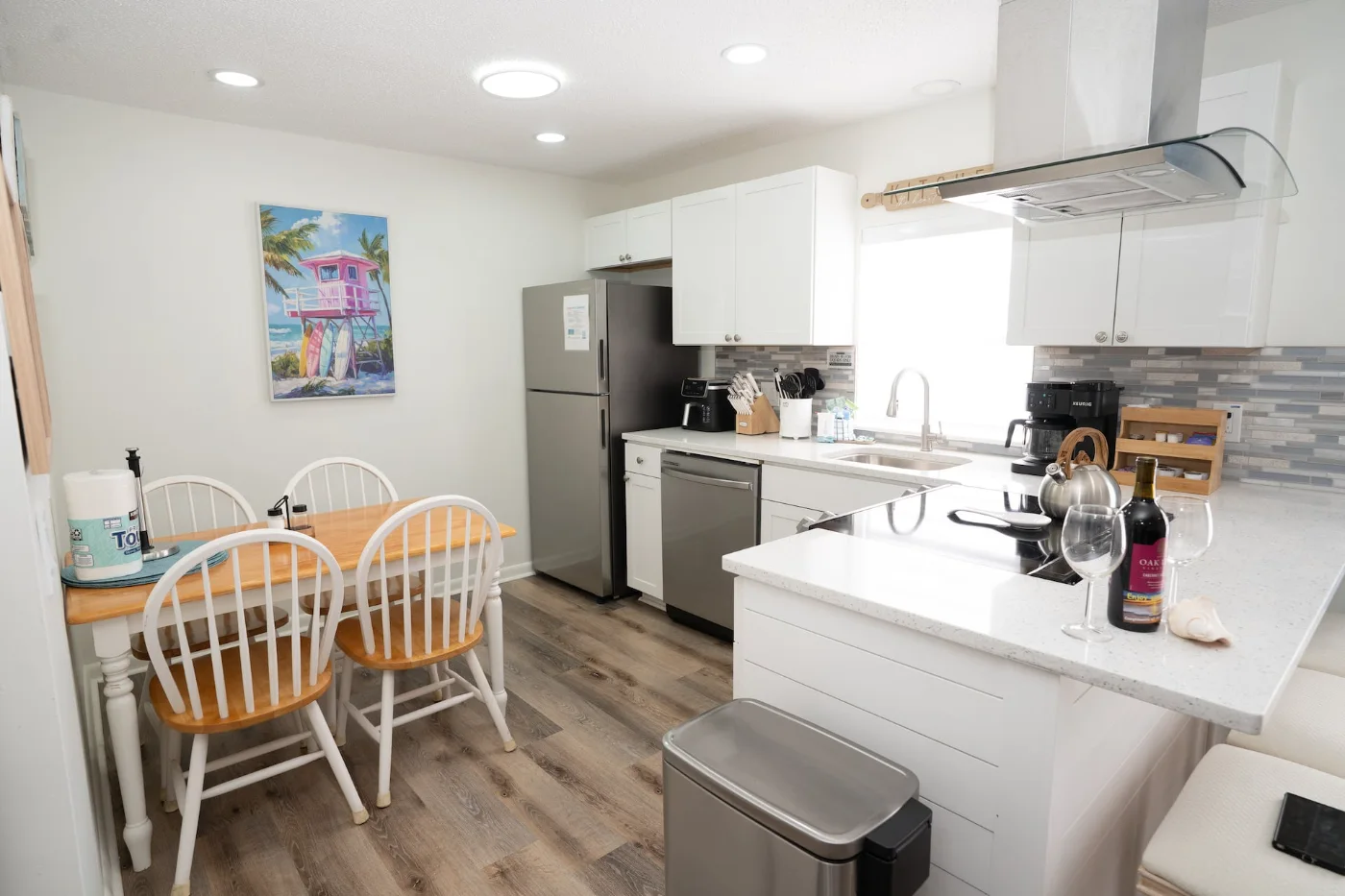 Cocina blanca con mesa y sillas