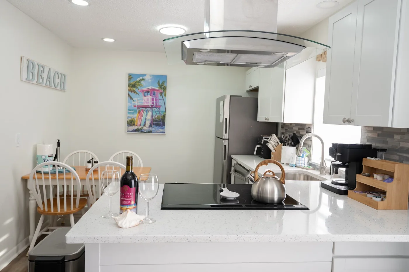 Cocina con isla y taburetes