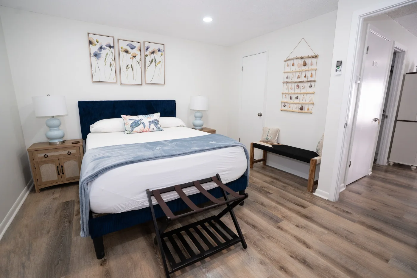 Dormitorio principal con cama grande