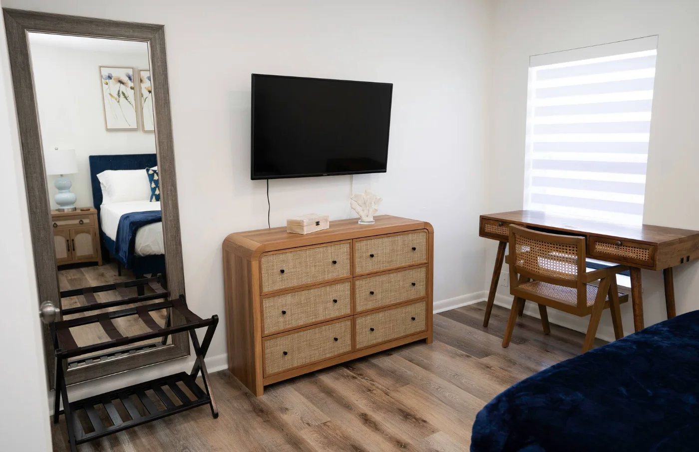 Dormitorio con cómoda y televisión