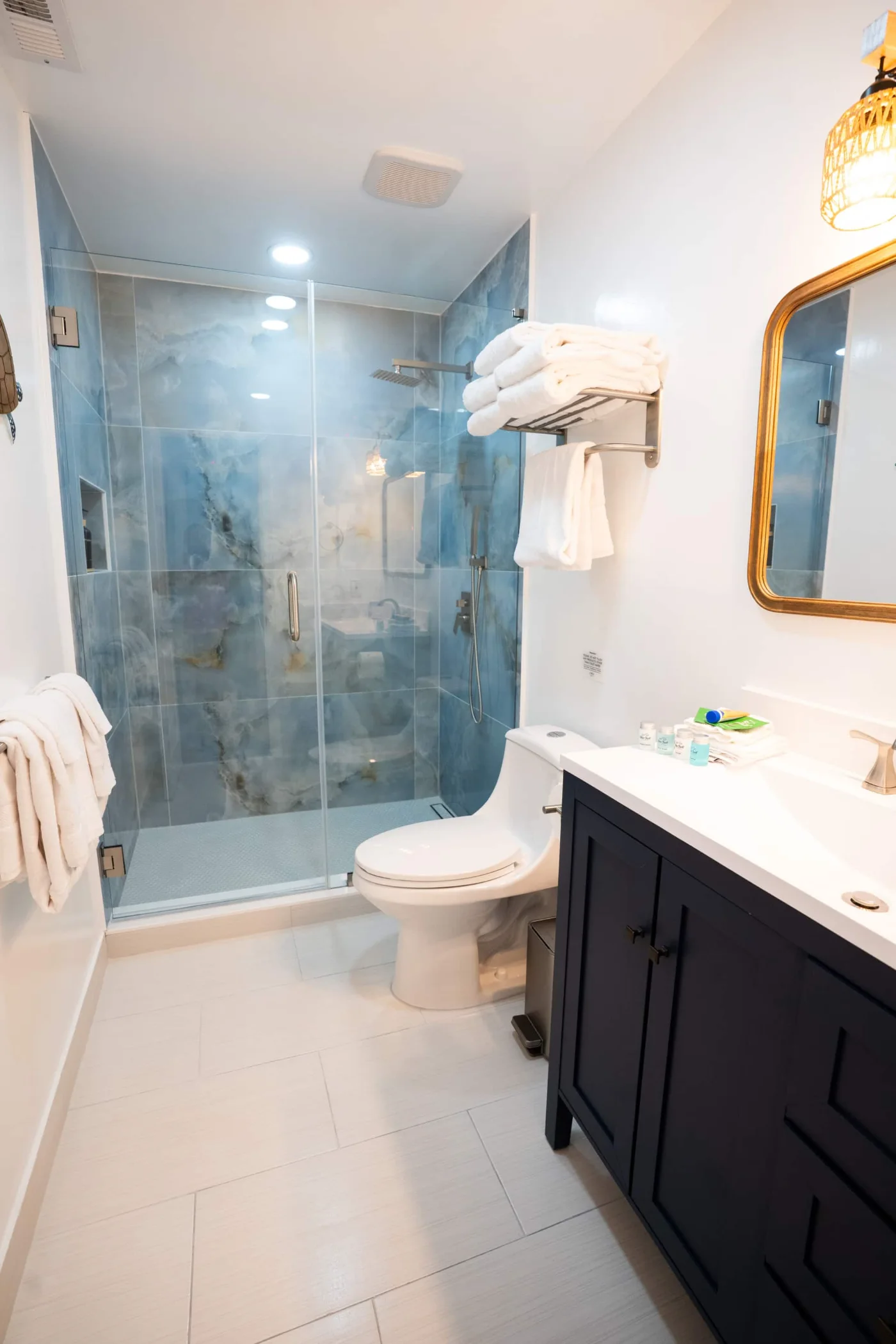 Baño con ducha azul