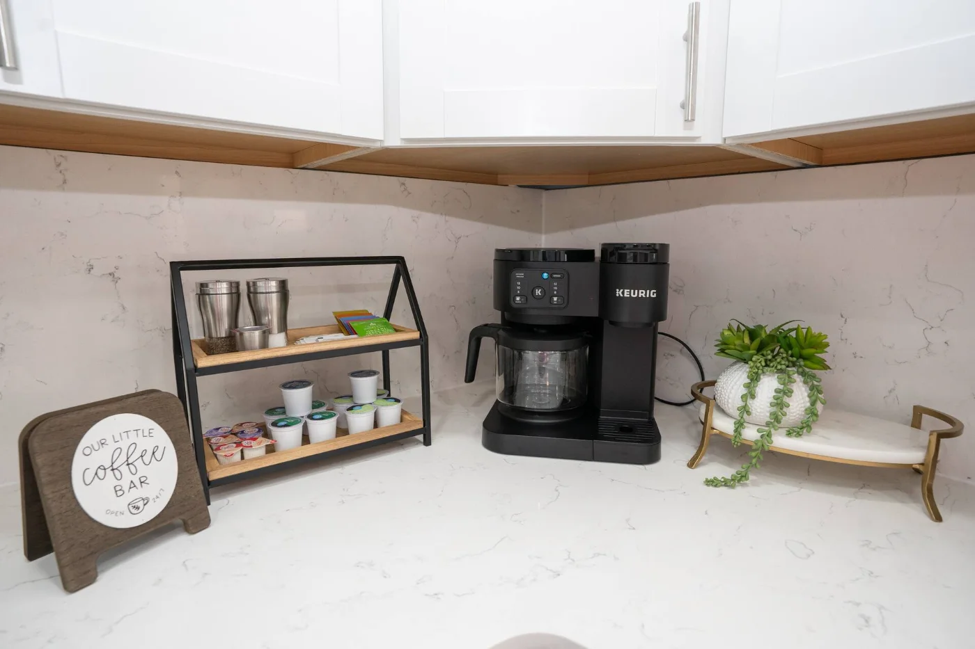 Estante con la cafetera