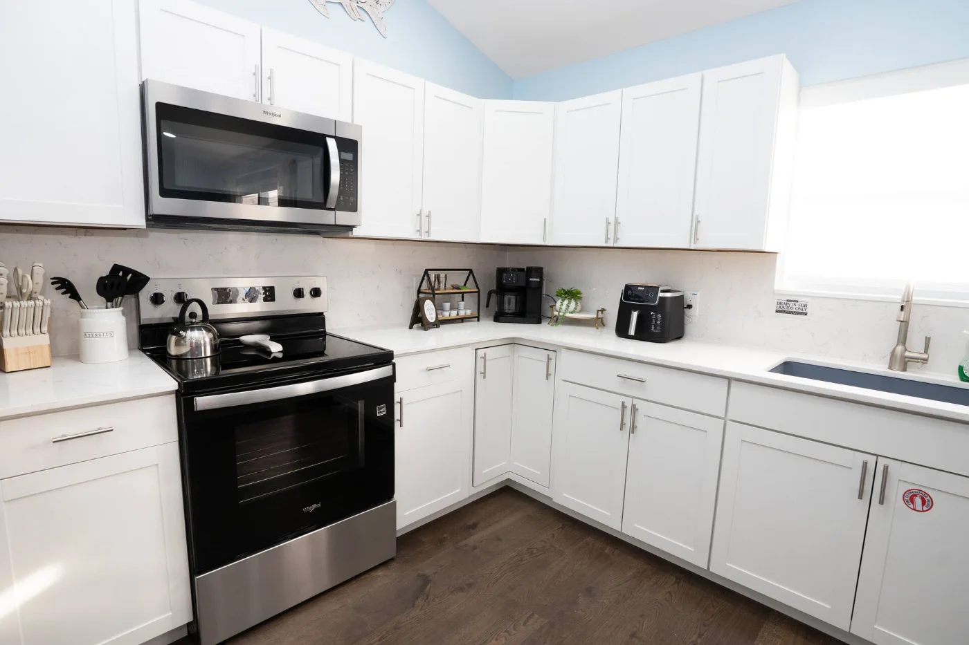 Cocina blanca con horno