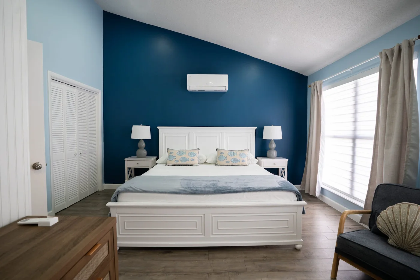 Dormitorio azul con cama grande