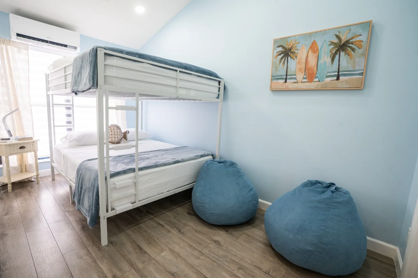 Habitación con litera y pufs