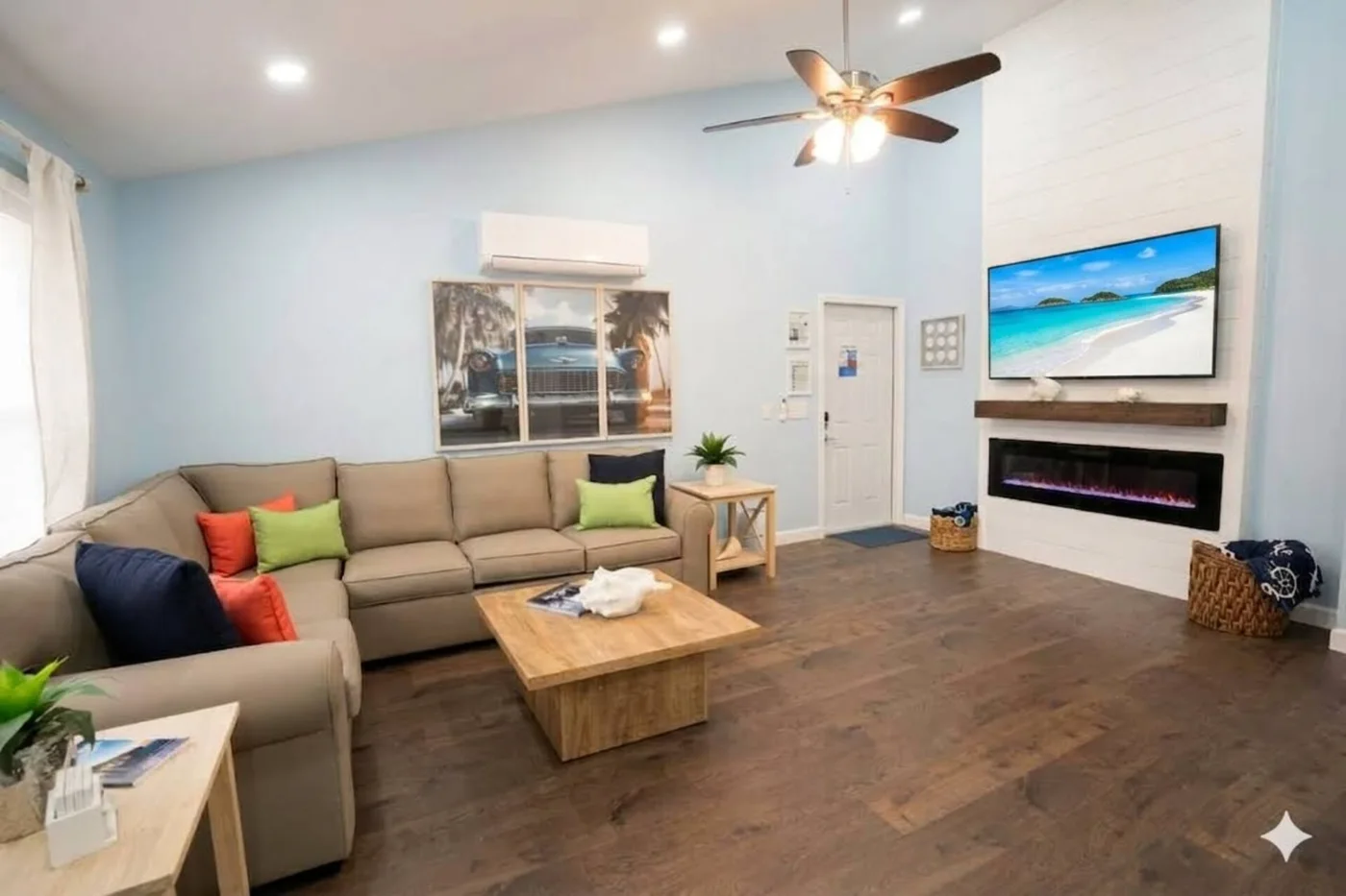 Salón con televisión y chimenea
