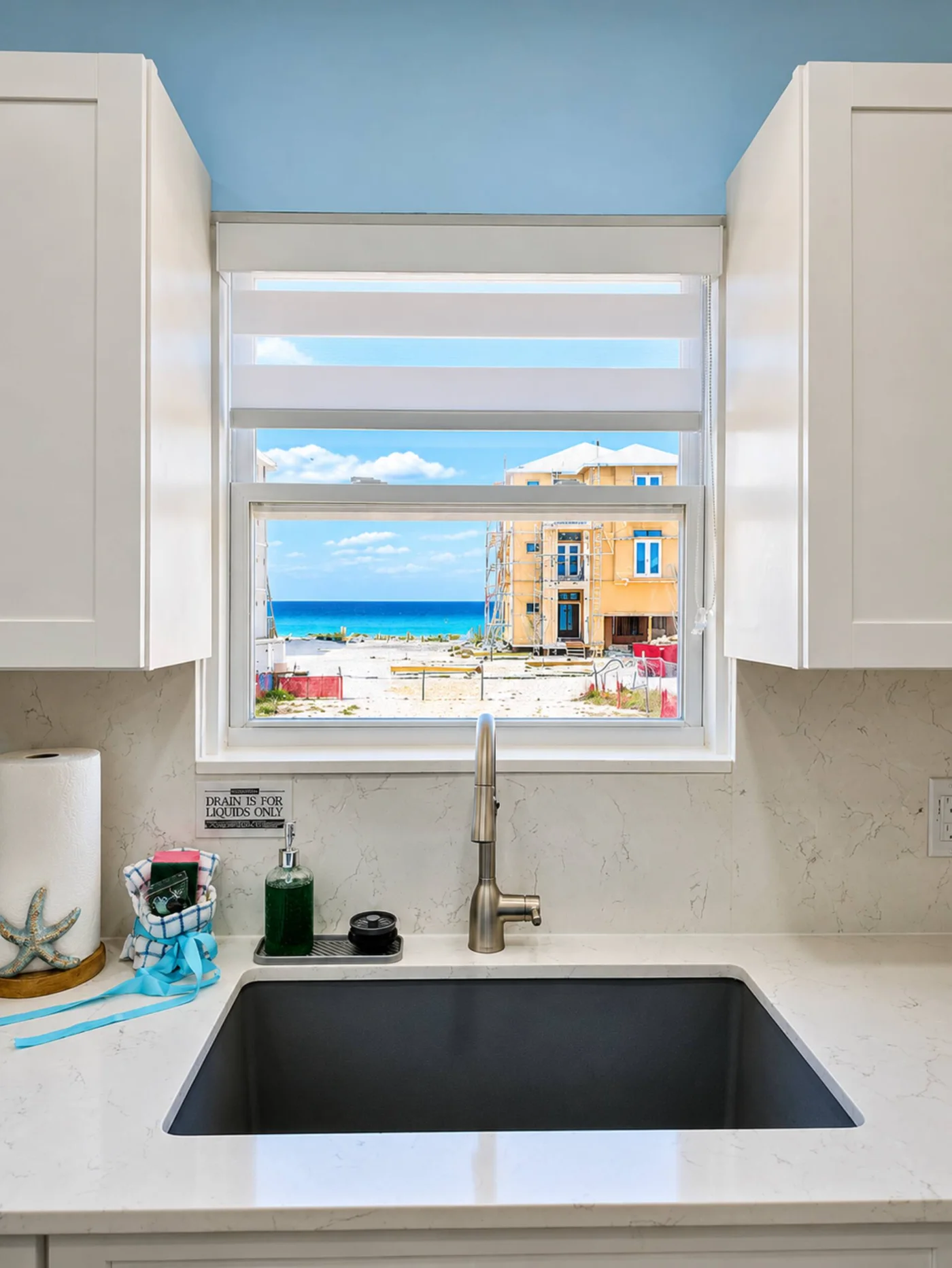 Ventana de la cocina con vistas a la playa